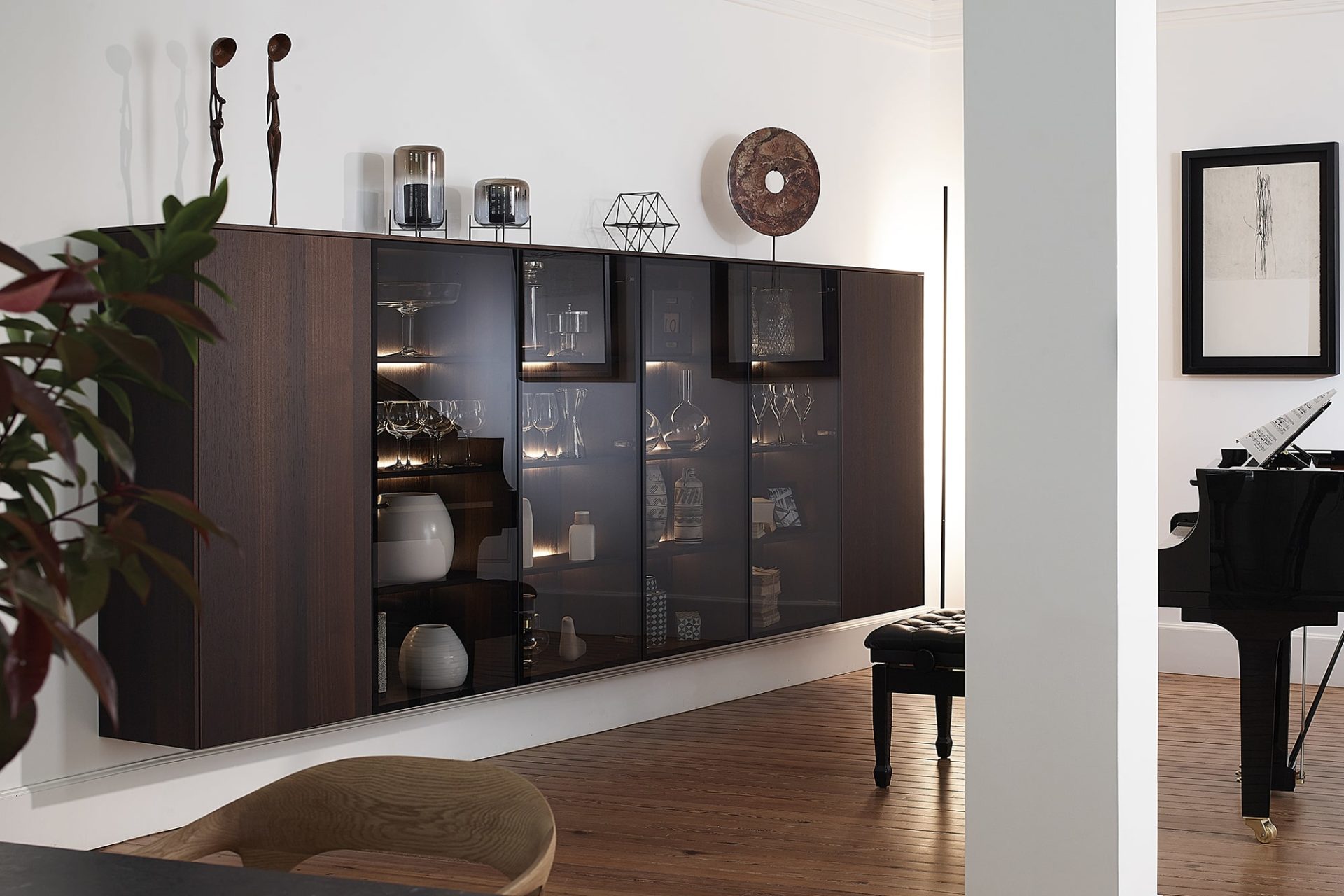 Glass door unit or vitrine for living room, in oak veneer and black aluminium, equipped with shelves and doors