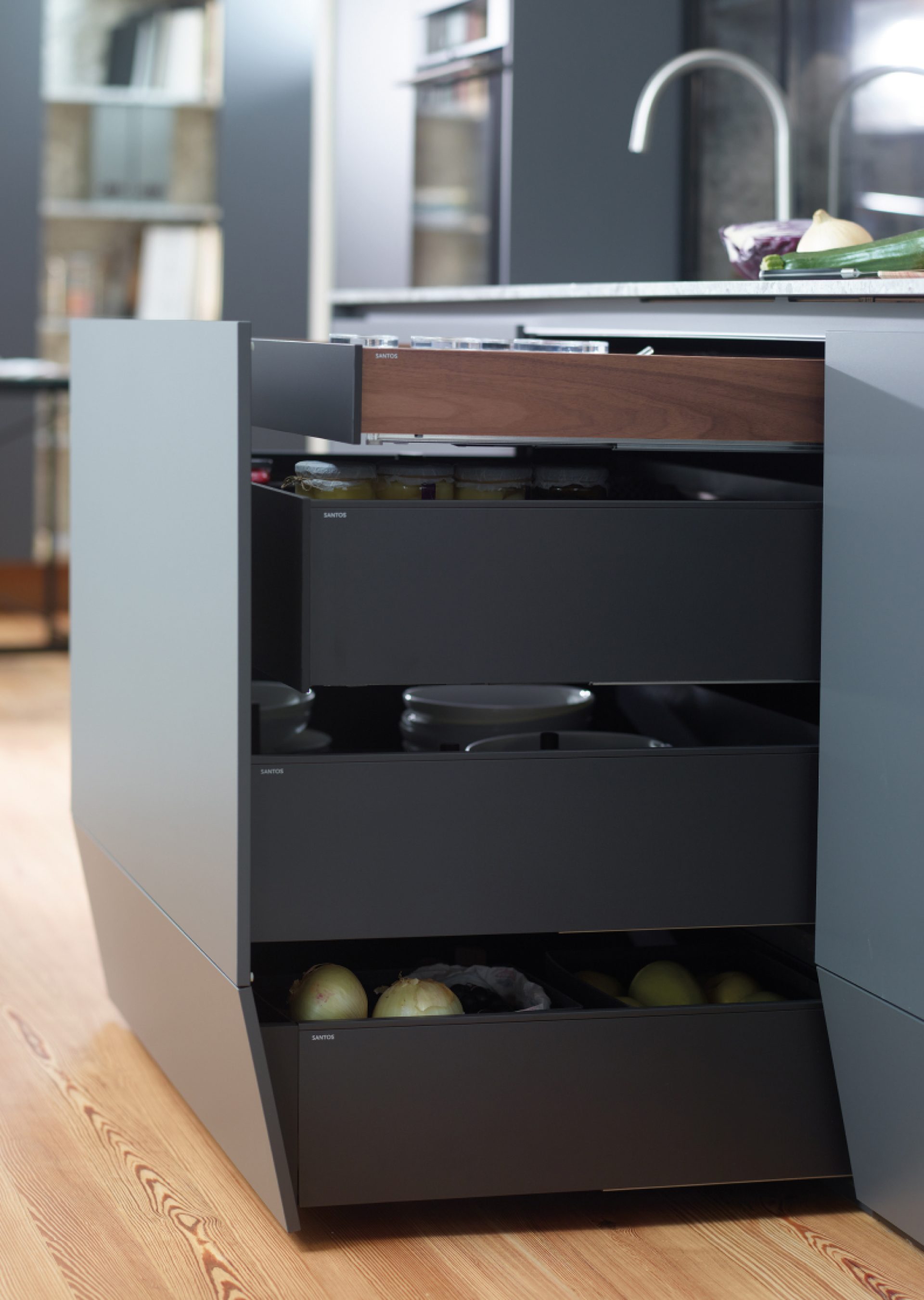 Kitchen base module with three drawers and storage space
