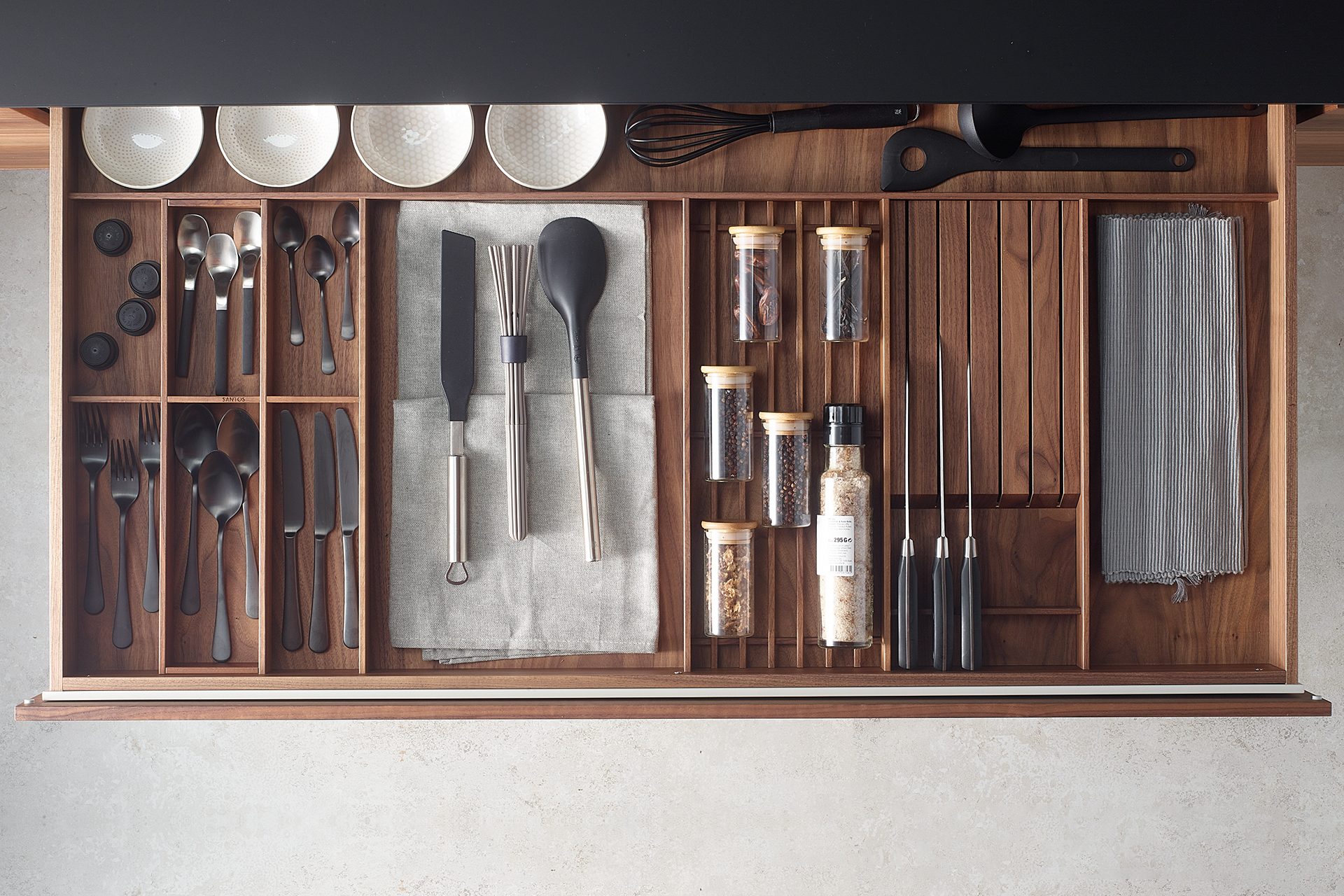 Photo of compartments and cutlery trays for drawers 