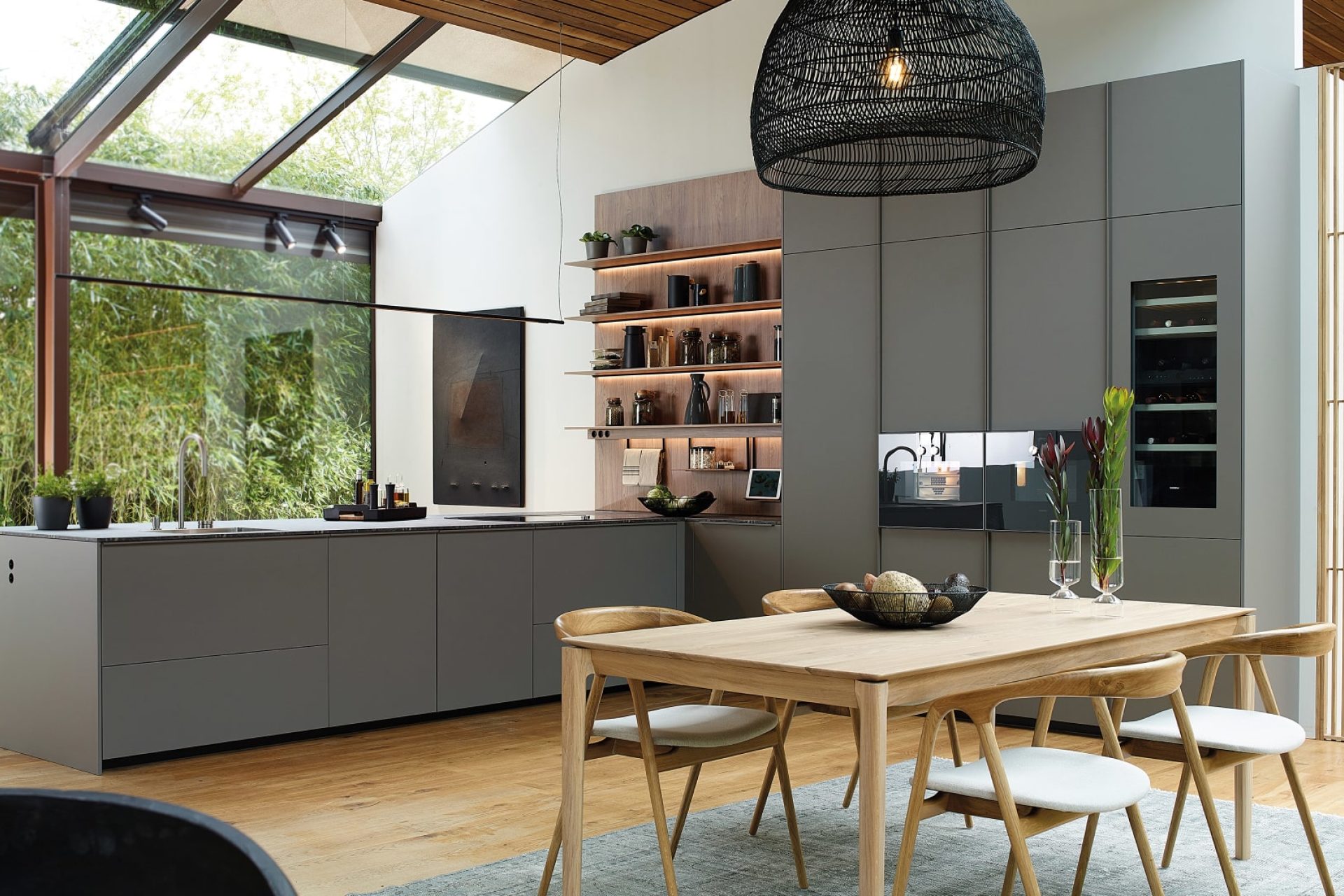 Inspiración de cocina abierta en color gris y madera con península