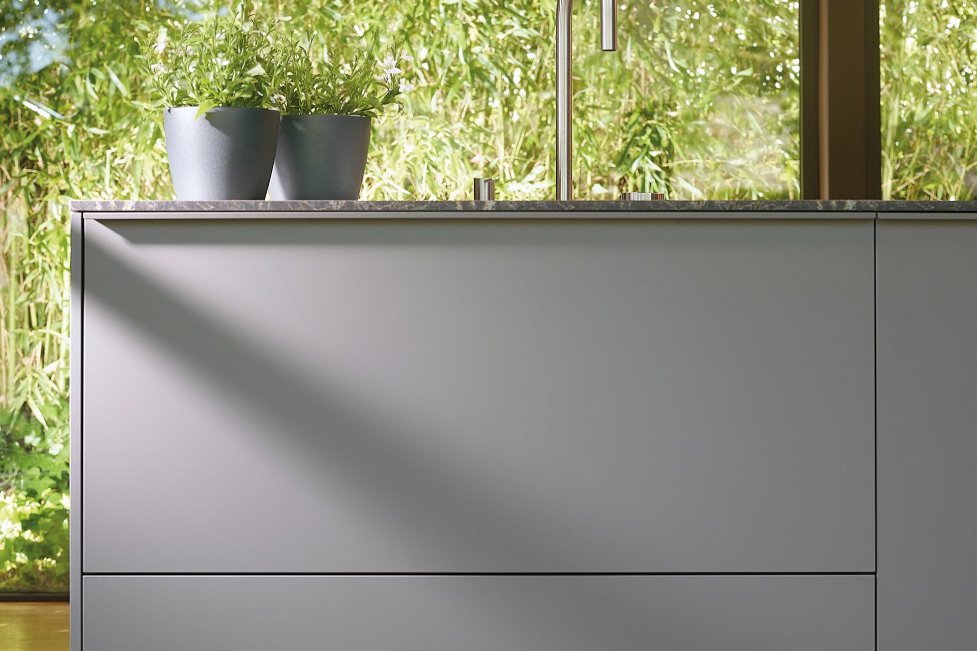 Mueble de cocina laminado Gris Vison Seda con sistema de tirador lineal integrado en el frente