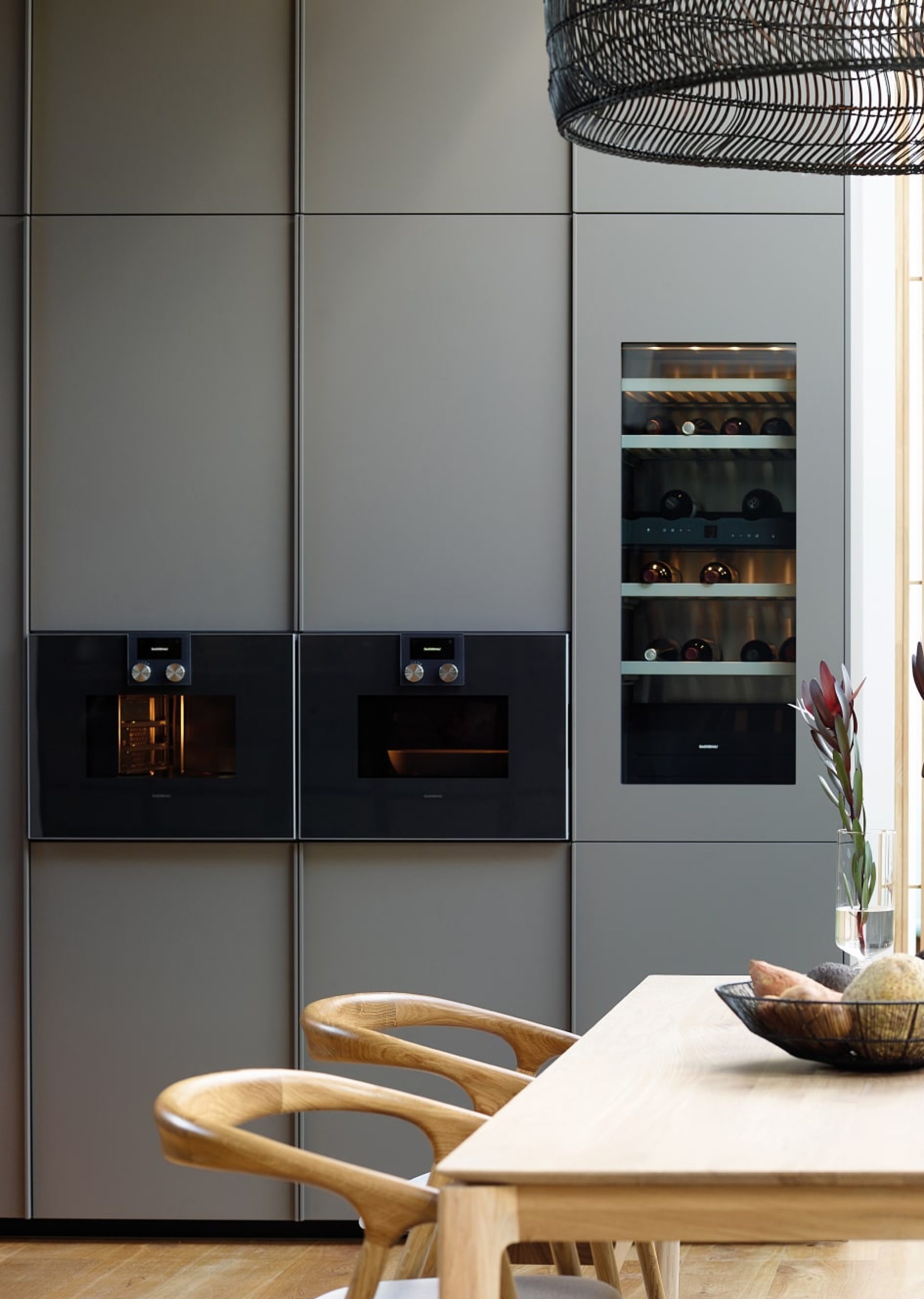 Muebles columna con electrodomésticos integrados: horno, microondas y vinoteca