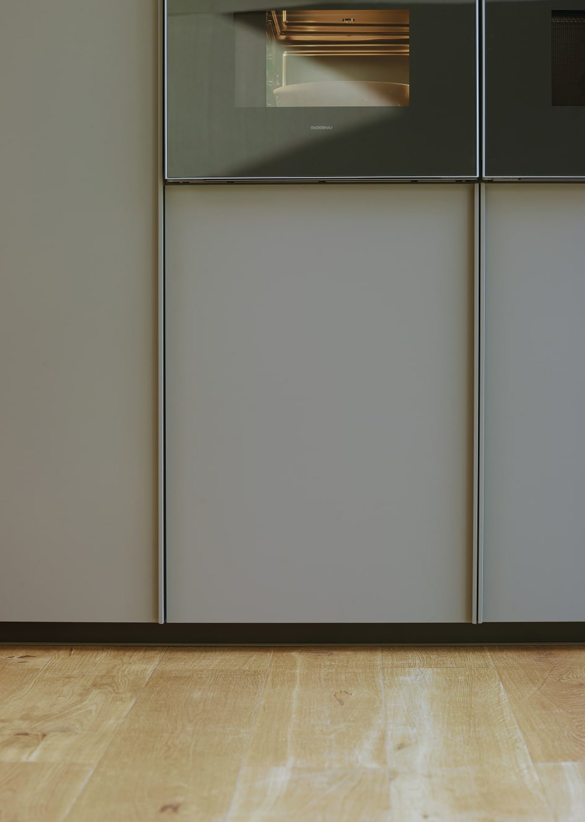 Muebles de cocina Gris Visón con tirador vertical integrado y discreto