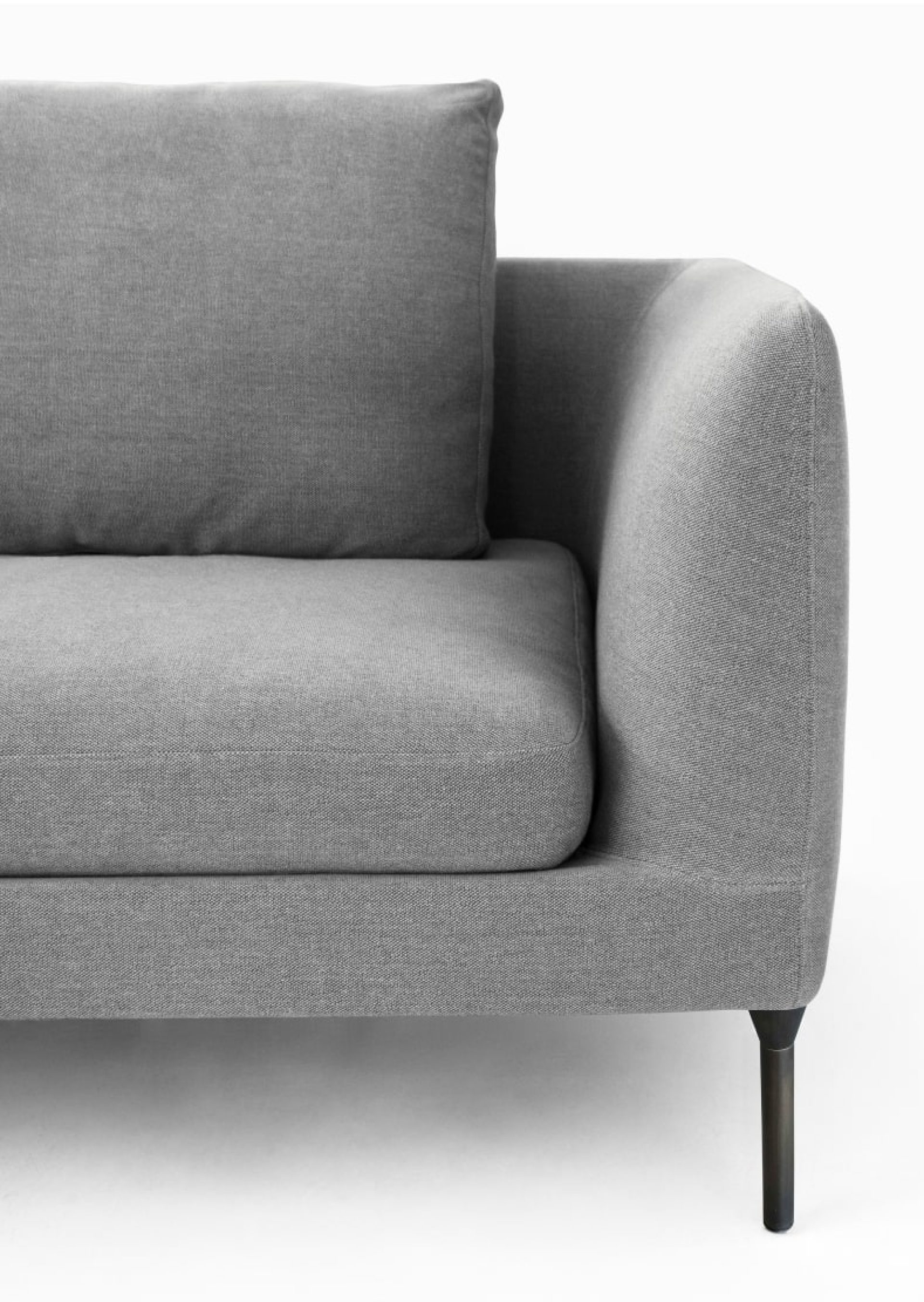 Sofá de tejido gris de alta calidad con diseño minimalista y atemporal de la marca italiana Bensen