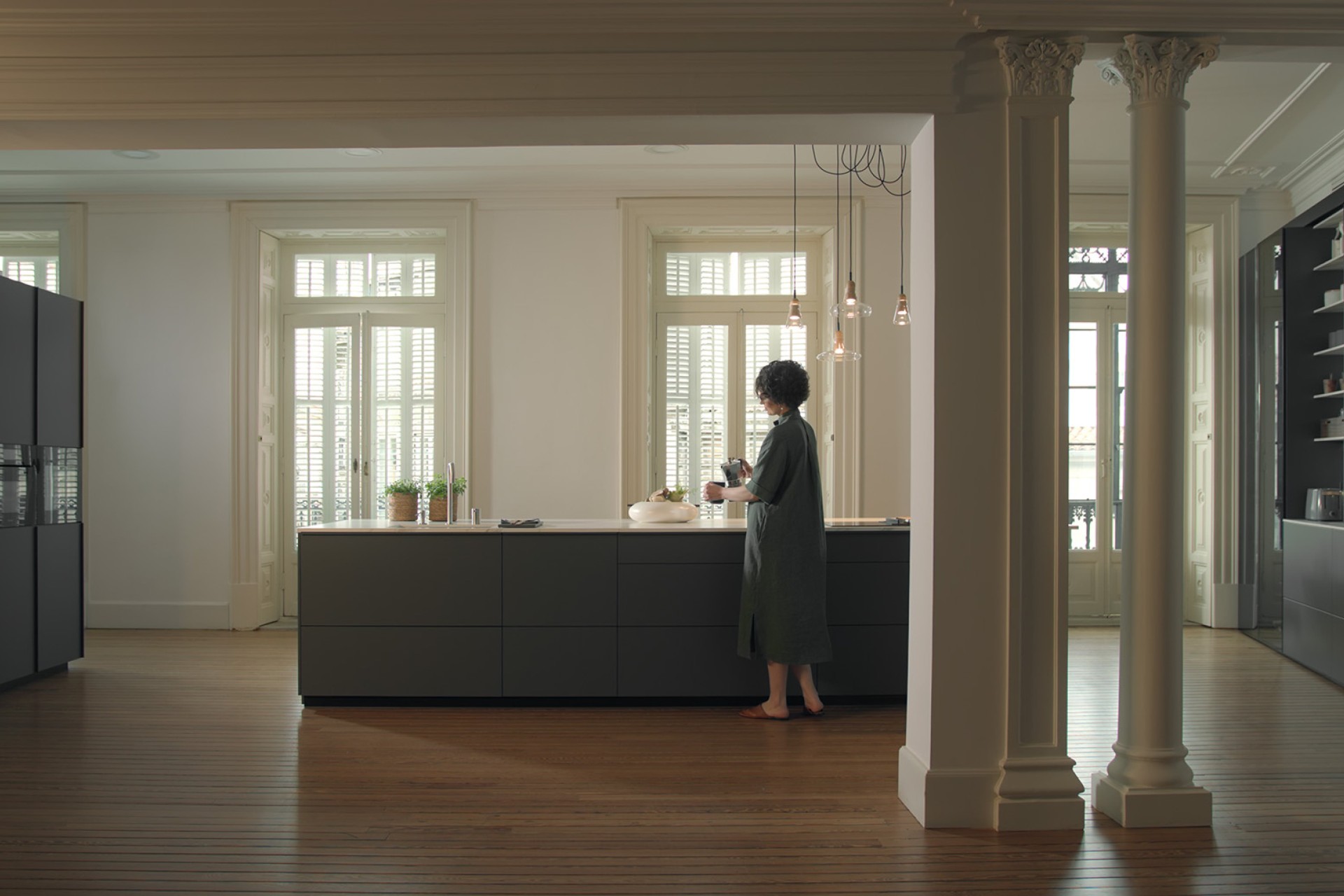 Projet de cuisine gris anthracite avec vitrine et plan de travail laminé marbre blanc conçu par eba, cuisiniste haut de gamme