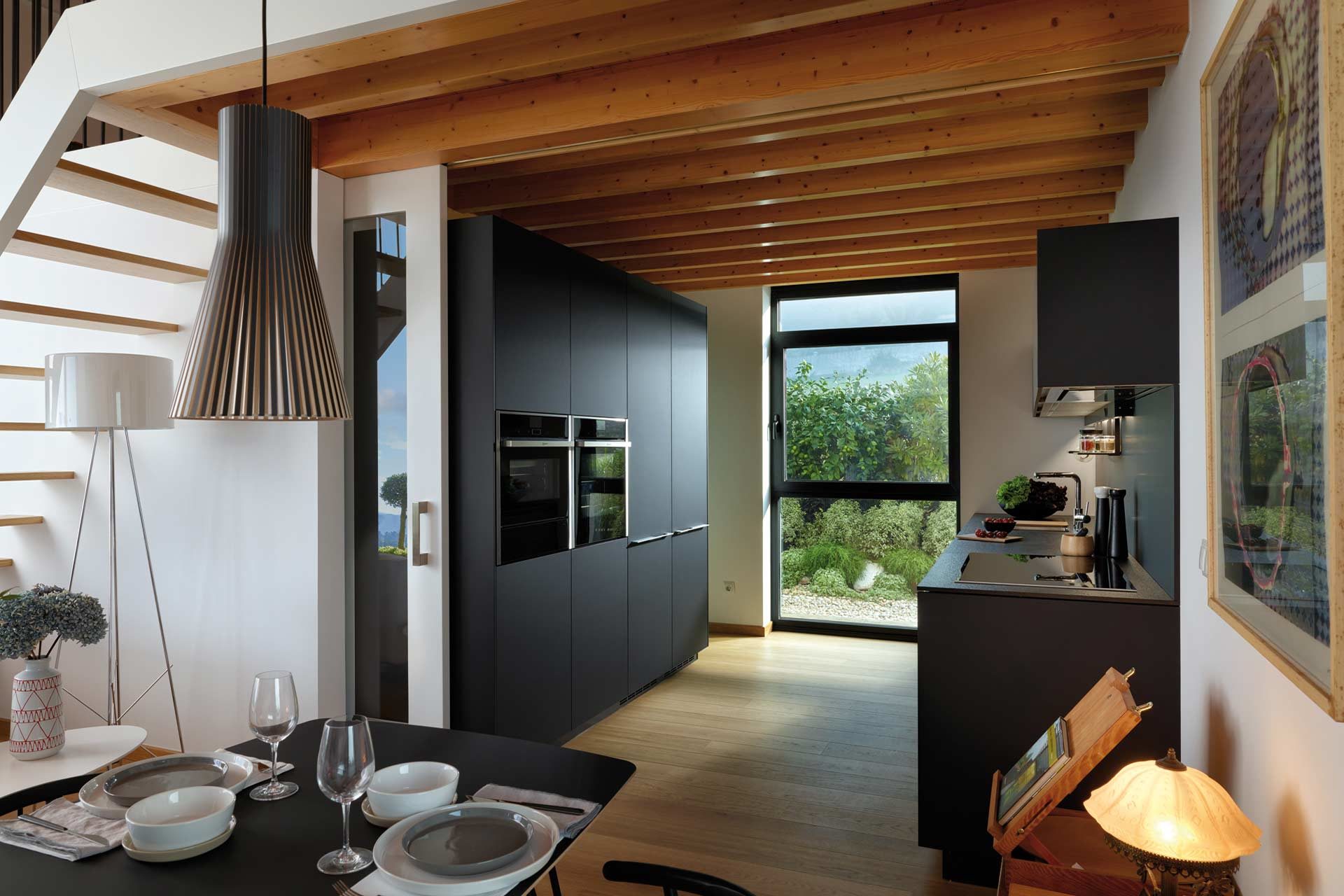 Les clés d’une cuisine ouverte en parallèle en coloris noir matte
