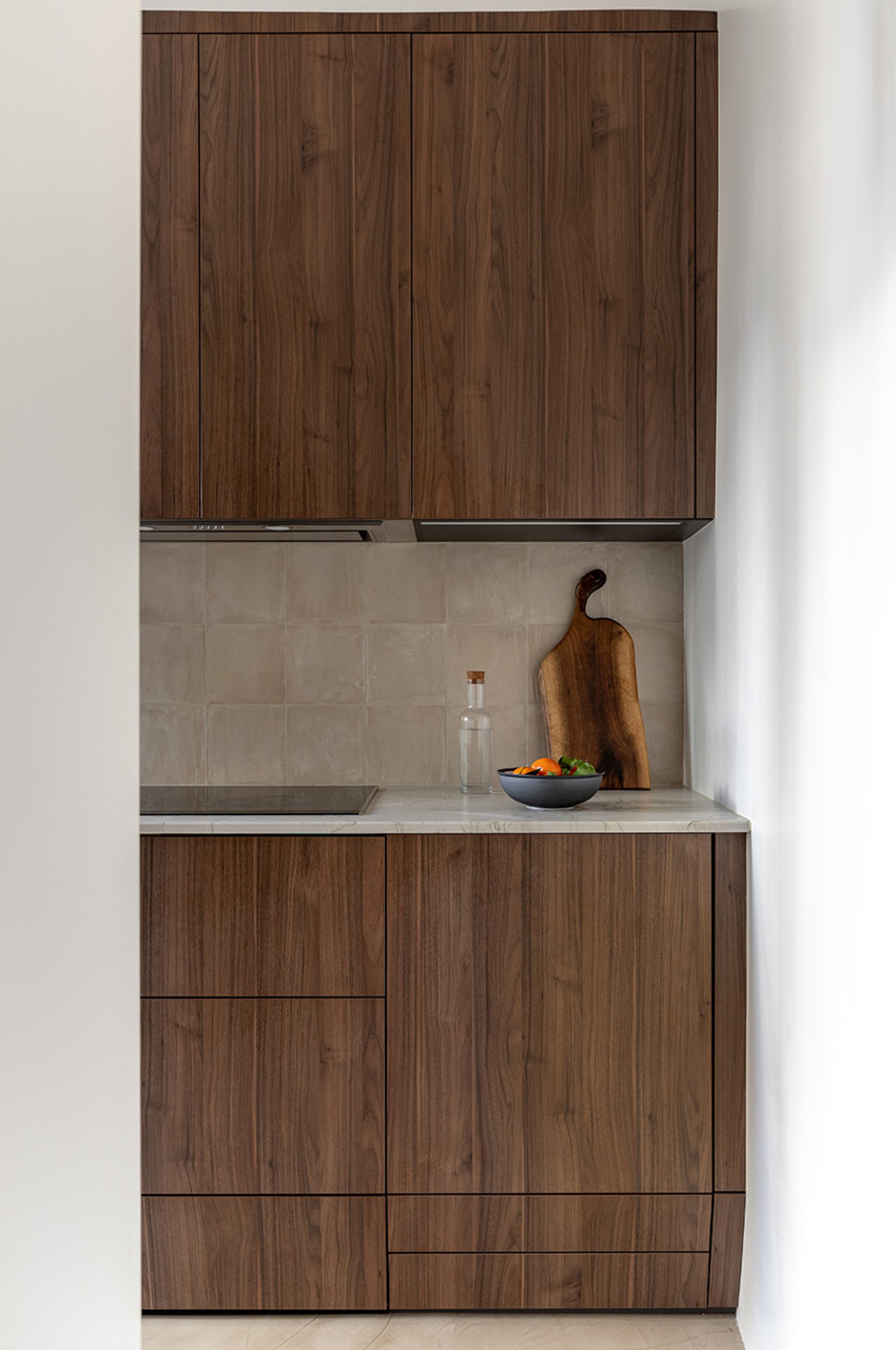  Façades de cuisine motif Noyer Vertical, plan de travail en granit et crédence en carreaux d’argile