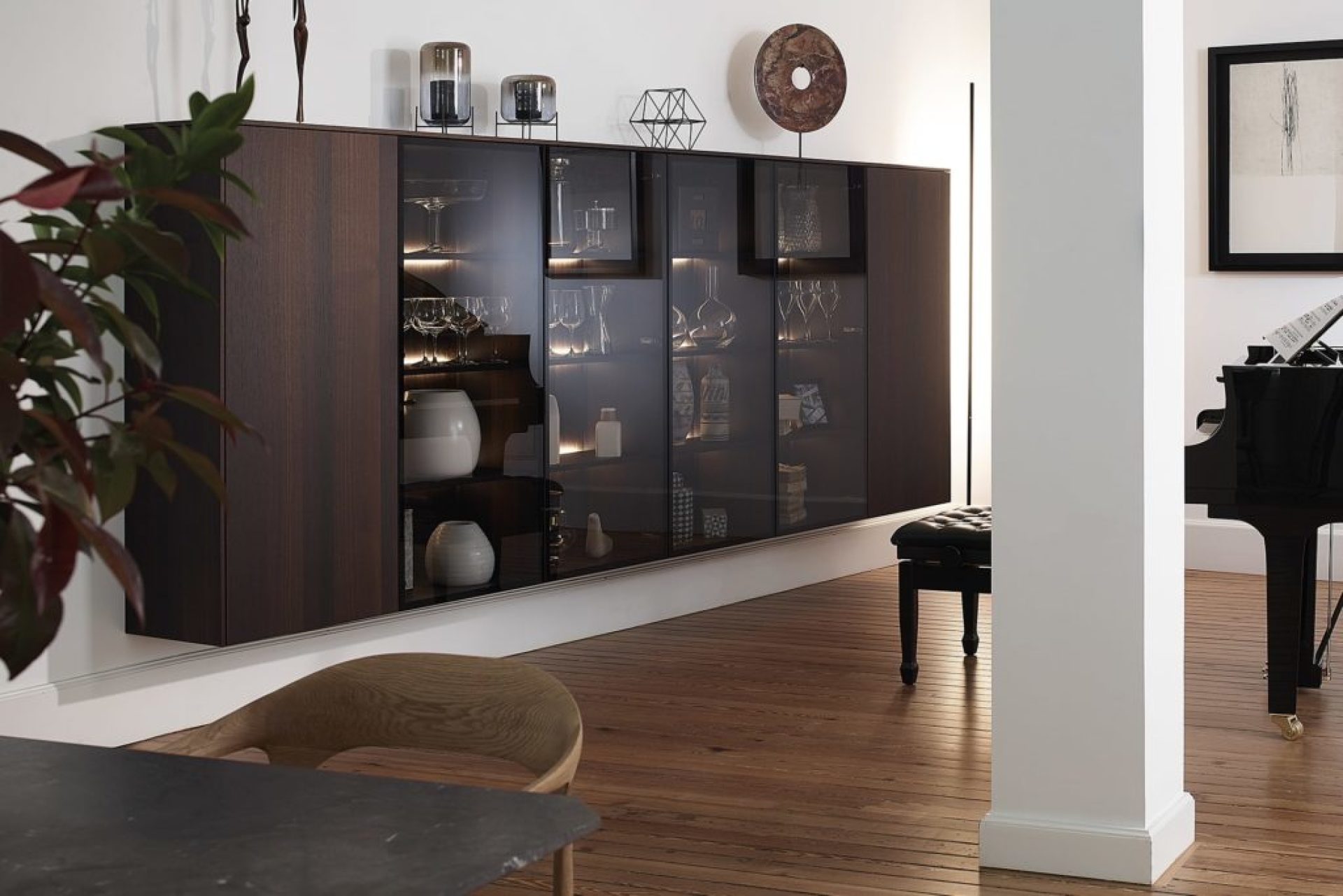 Compositions de meubles personnalisables haut de gamme: buffet suspendu en chêne fumé avec vitrines aluminium noir