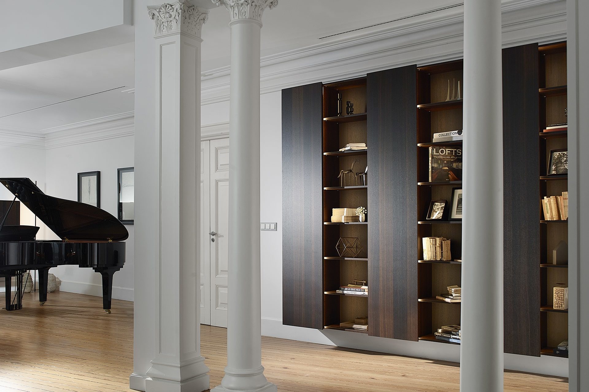 Compositions de meubles personnalisables haut de gamme: bibliotheque suspendue toute hauteur en placage bois chêne fumé