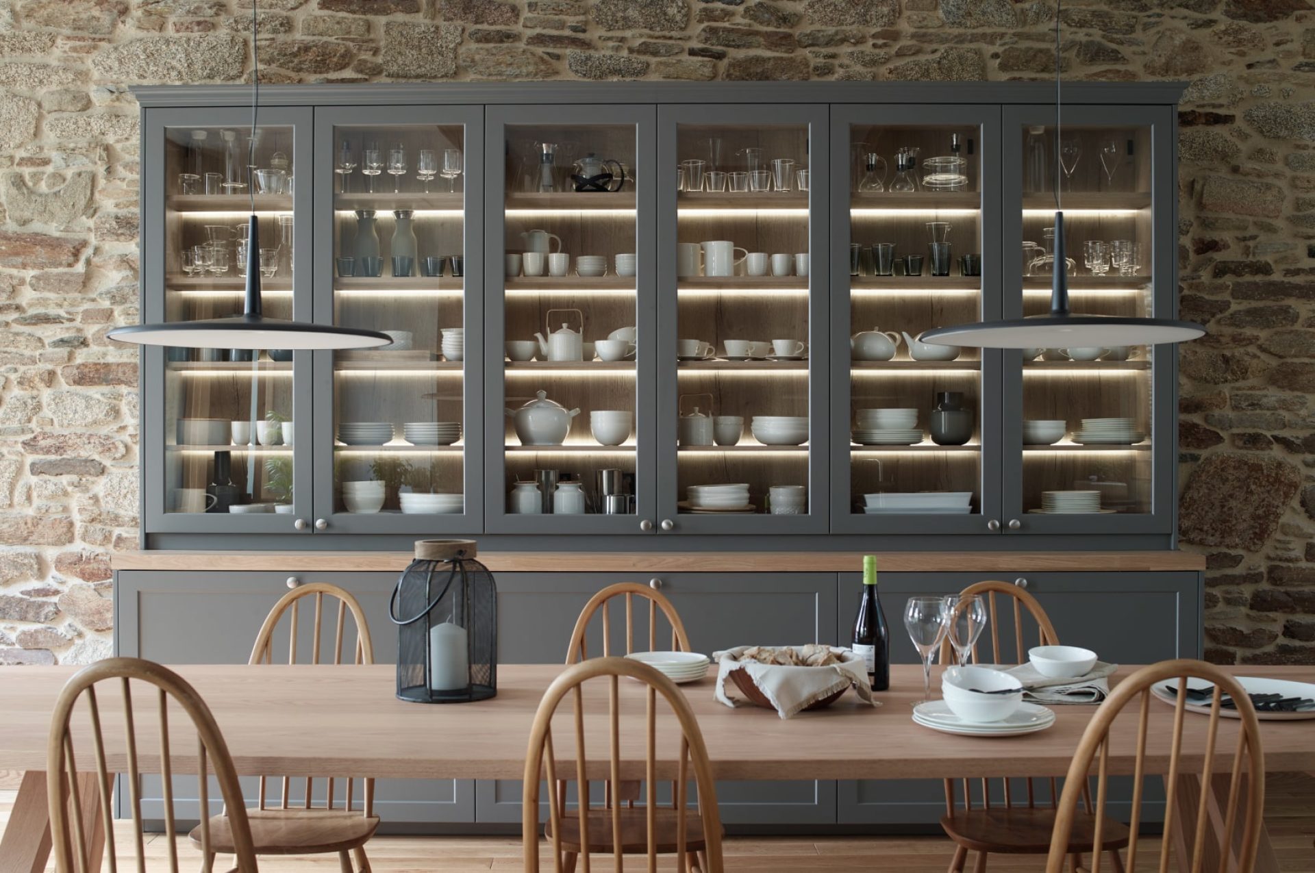 Meuble buffet vitrine dans des tons gris-bleu et bois, table et chaises en bois