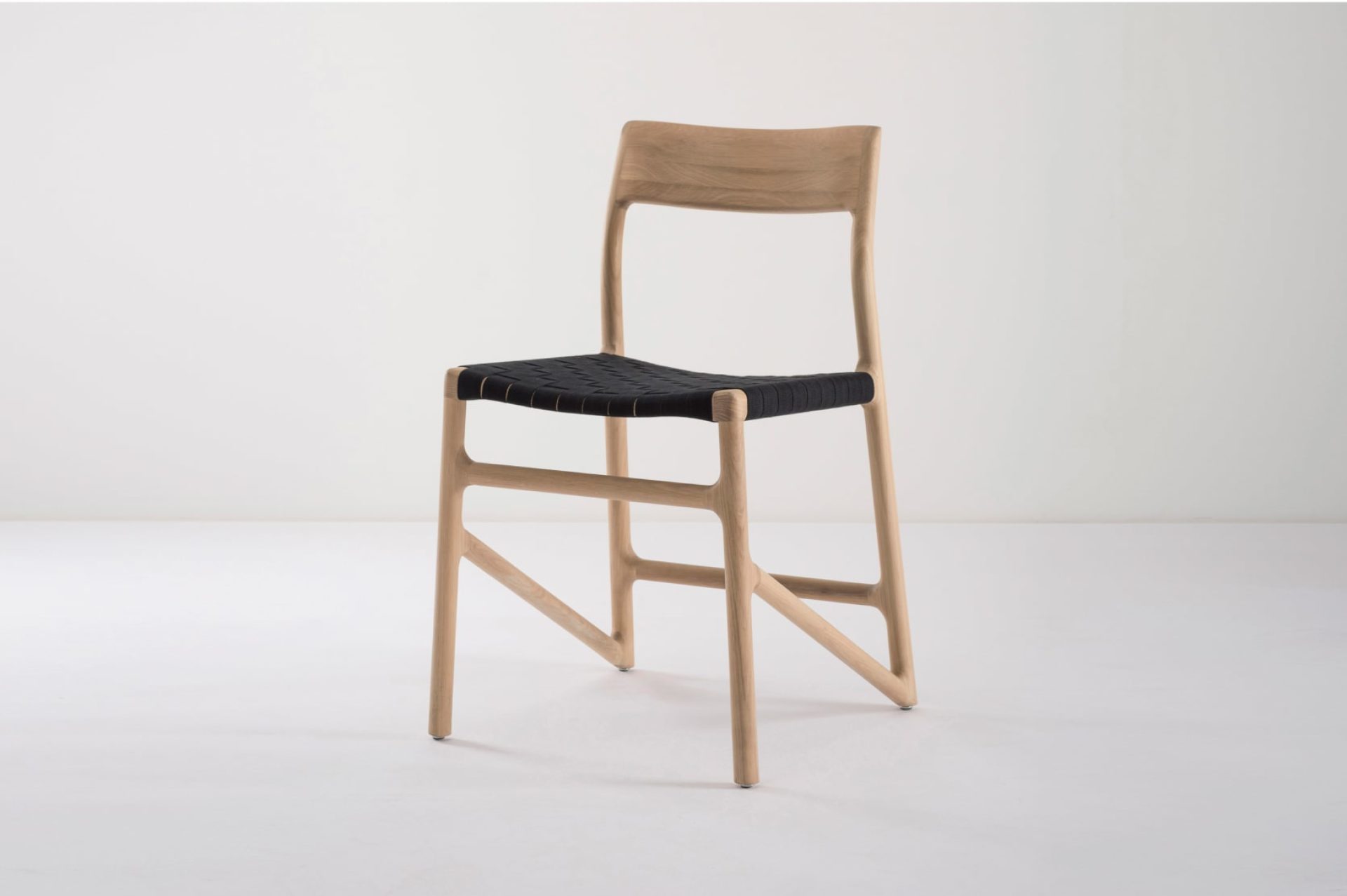 Chaise avec dossier et pattes en bois massif et assise en bandes de coton noir