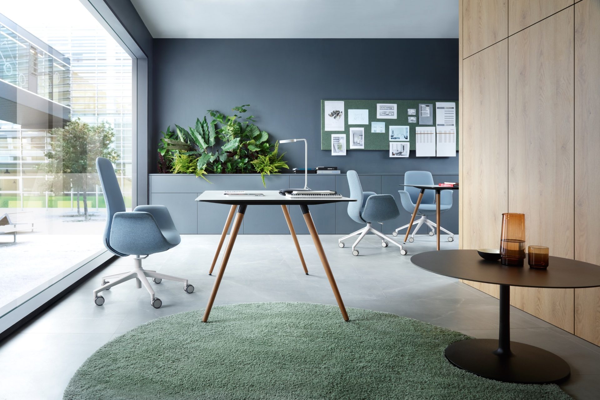 Chaise de bureau design ElliePro de Profim en tissu bleu, disponible au showroom eba