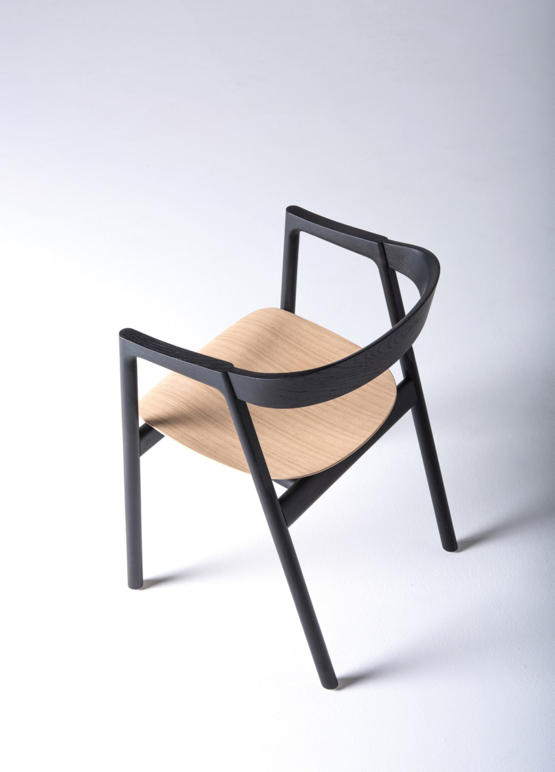 Chaise en bois de chêne massif noir au design arrondi